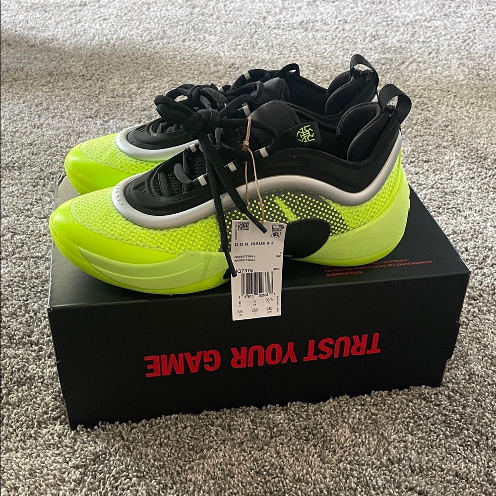 NEW! D.O.N. (DONOVAN MITCHELL) ISSUE 6 BASKETBALL SHOES. SIZE 6.5 J (JUNIORS).